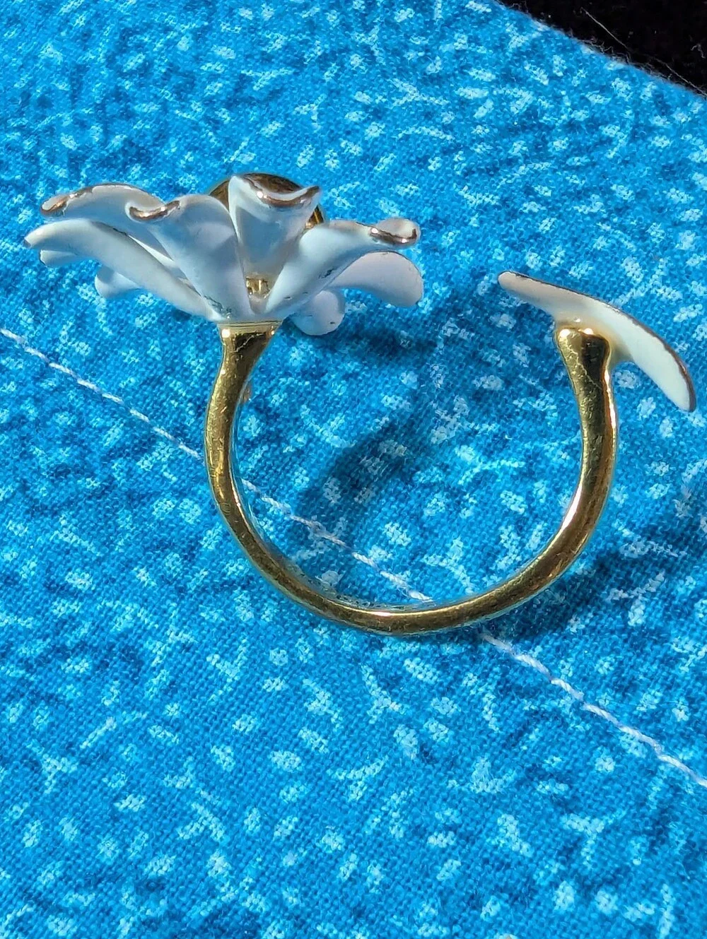 Kate Spade Gold Tone Flower Ring White Enamel Size 8 Adjustable Marked on Ring